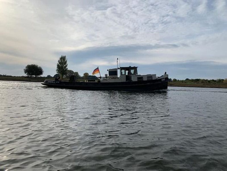 De motor van HANS de sleepboot